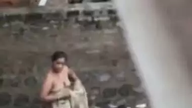 Desi aunty nude captured on while bath on outdoor, for your pleasure