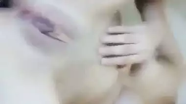 Desi mms sex of an 18-year-old girl fingering her asshole