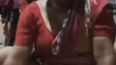 Bangla sex video of a poor aunty bouncing on a plastic bottle