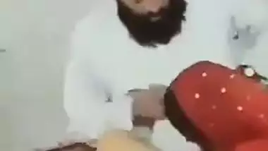 Pakistani sex MMS of a Maulana fucking his maid secretly