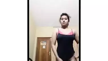Desi sex whore like this deserves to pose naked on XXX phone camera