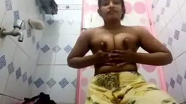Desi bathroom striptease video