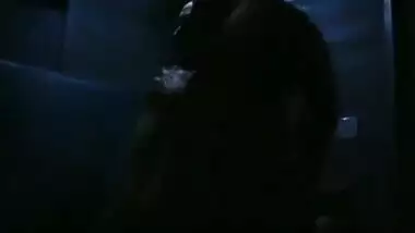 Train Me Shoagraat Vo V Ek Chor K Sath Aur Fr Oske Badche V Bani